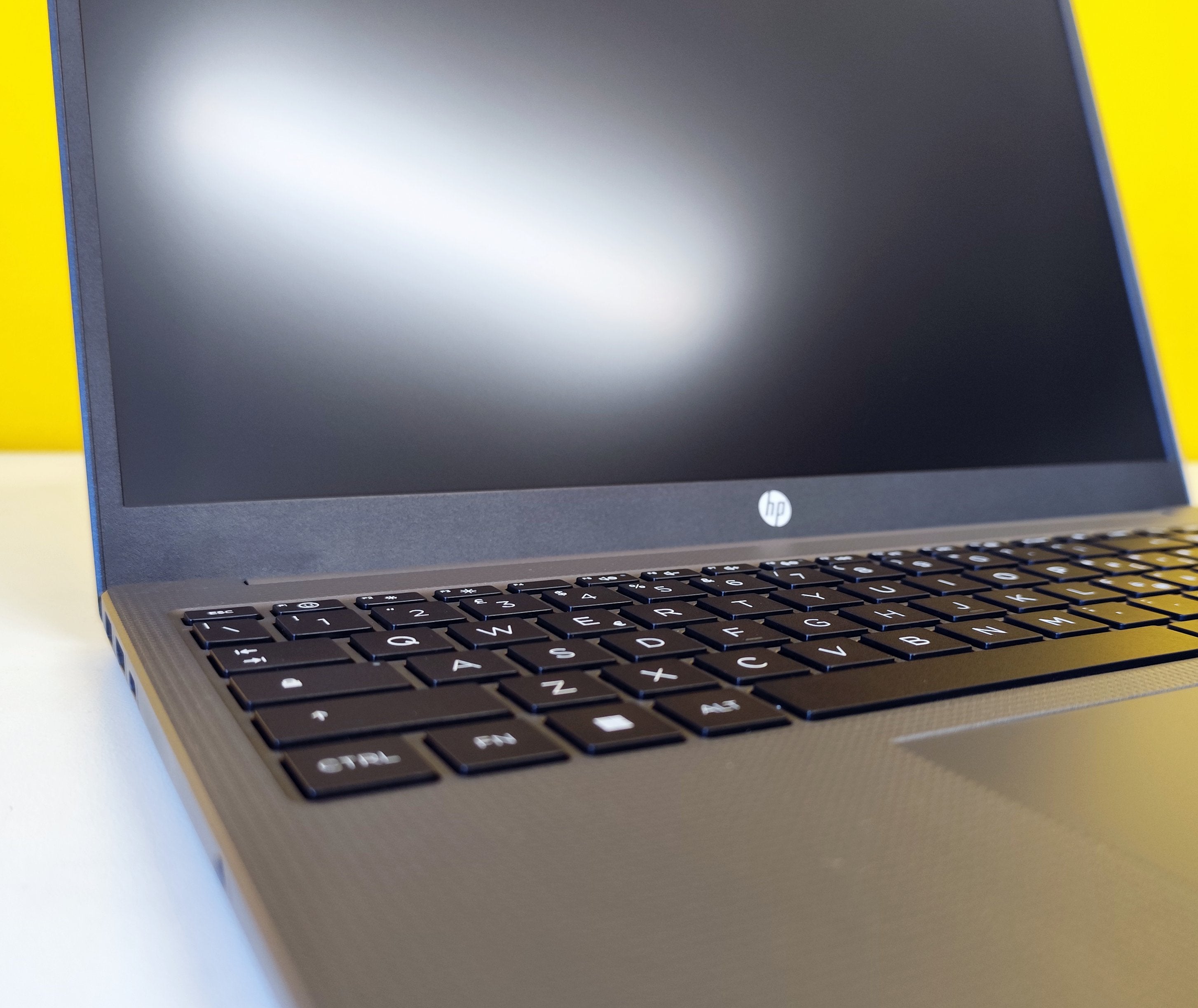 Dettaglio tastiera del notebook HP 250 G10 con tasti ben distanziati e superficie testurizzata per digitazione confortevole. Dettaglio tastiera del notebook HP 250 G10 con tasti ben distanziati e superficie testurizzata per digitazione confortevole.